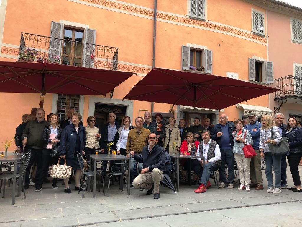 Foto di gruppo in piazza a Montone